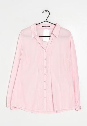 Helle rosa Bluse mit langen Ärmeln, einem Kragen, einer Knopfleiste an der Vorderseite, kleinen Knöpfen und plissierten Details. Leichter, transparenter Stoff mit lässiger Passform.