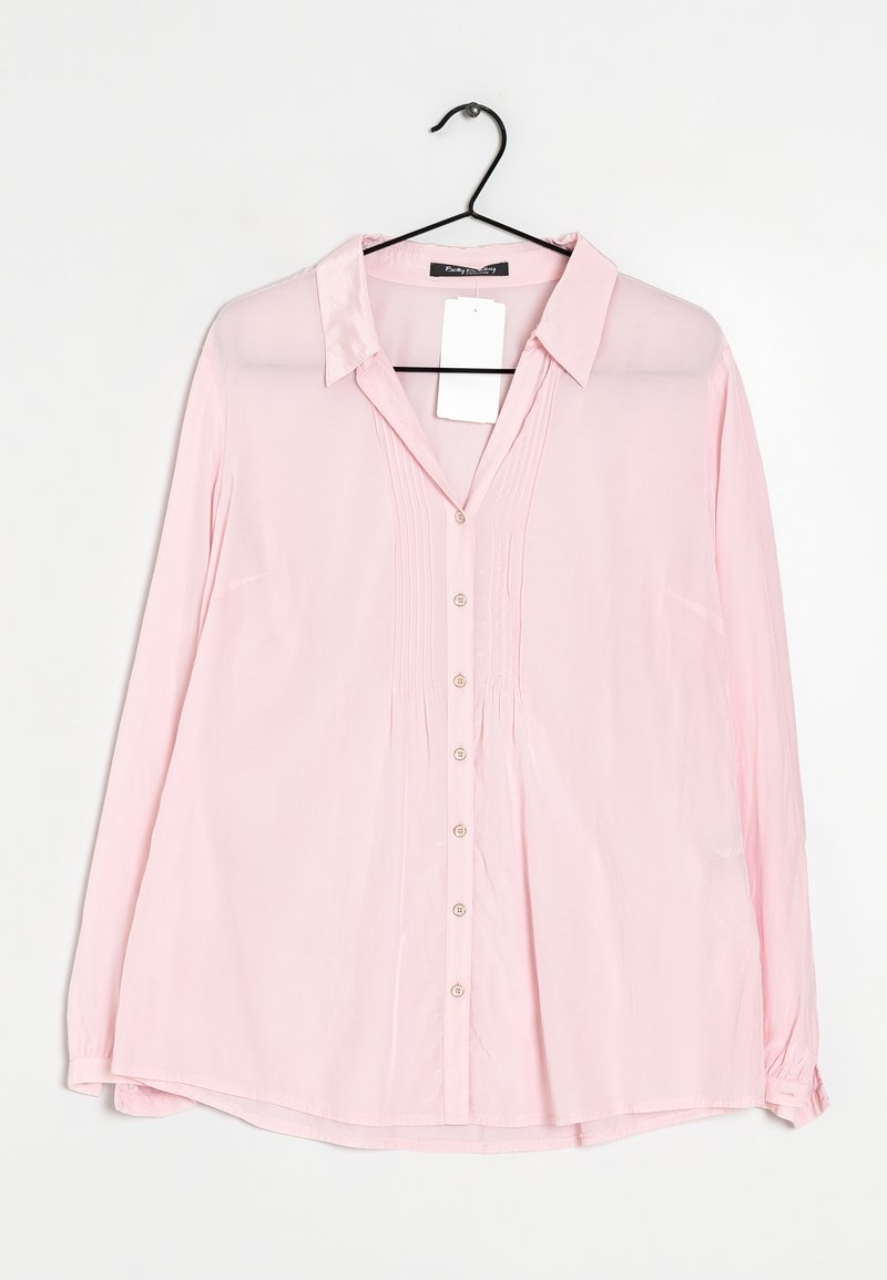 Blusa de manga larga color rosa claro con cuello, tapeta frontal, pequeños botones y detalles plisados. Tela ligera y transparente con un ajuste relajado.
