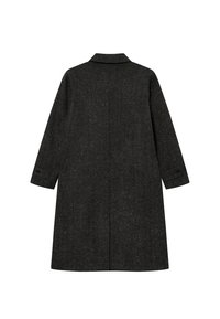 Μαύρο παλτό σε σχέδιο ψαροκόκαλο με μακριά μανίκια και κλείσιμο τύπου μαρσέ. Διαθέτει ευθεία γραμμή και ελάχιστες λεπτομέρειες στους καρπούς και στην πλάτη.