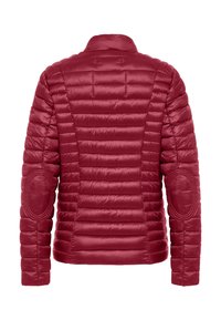 Czerwona kurtka puchowa z poziomym wykończeniem, stójką i łatkami na łokciach. Gładka faktura z lekkim wyglądem.