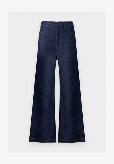 Jean denim bleu foncé à jambes larges avec bouton à l'avant et poches, présenté sur un fond clair uni.