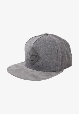 Szara czapka typu snapback z teksturowanej wełny, płaskim daszkiem i gumową naszywką z nazwą marki i rokiem na froncie.
