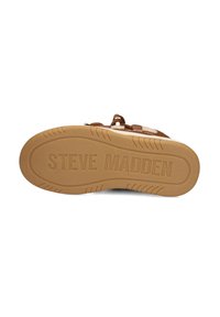 Bruine suede schoenzool met een gestructureerde rubberen onderzijde; gegraveerd "STEVE MADDEN" en meerdere gripgroeven voor traction.
