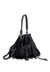Sort læderbucket-taske med lange frynse-detaljer, en enkelt skulderrem og en løsbar crossbody-rem på en hvid baggrund.
