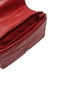 Czerwona skórzana torebka o teksturowanej powierzchni, z jedną komorą i zapięciem na zatrzask. Wnętrze podszyte czerwoną tkaniną.