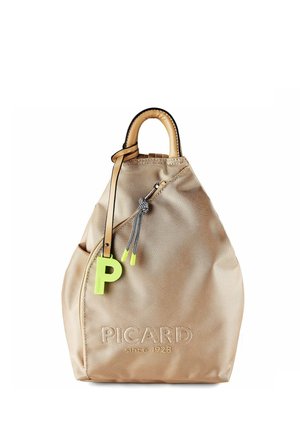 Beiger, strukturierter Rucksack mit rundem Ledergriff, diagonalem Reißverschluss und neon-grünem Buchstaben "P" Anhänger, vorn mit der Marke "PICARD seit 1928".