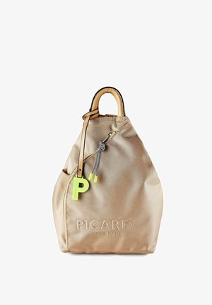 Beiger, strukturierter Rucksack mit rundem Ledergriff, diagonalem Reißverschluss und neon-grünem Buchstaben "P" Anhänger, vorn mit der Marke "PICARD seit 1928".