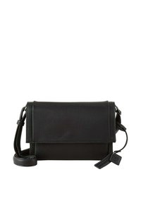 Borsa a tracolla nera in pelle con chiusura a pattina. Presenta una superficie testurizzata, tracolla regolabile e un piccolo etichetta. Design rettangolare minimalista.