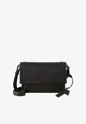 Zwarte leren schoudertas met een flap sluiting. Beschikt over een getextureerd oppervlak, een verstelbare band en een klein label. Minimalistisch rechthoekig ontwerp.