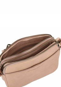 Borsa a tracolla in pelle rosa chiaro con molteplici scomparti con cerniera, texture liscia e logo in rilievo discreto sul davanti.