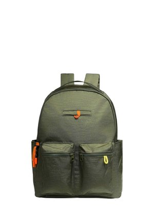 Sac à dos vert olive avec deux poches frontales zippées, compartiment latéral, poignée supérieure et bretelles ajustables avec tirettes de fermeture éclair orange et jaune.