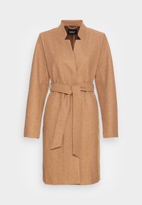 Manteau en mélange de laine couleur beige avec un design sans col, manches longues et une ceinture assortie à la taille, présentant une surface texturée.