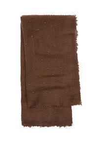 Brązowy szalik wykonany z miękkiego materiału, z małymi dekoracyjnymi koralikami równomiernie rozmieszczonymi na powierzchni. Postrzępione krawędzie nadają mu teksturowane wykończenie.
