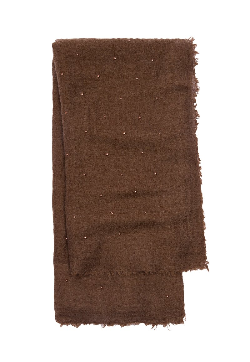 Brązowy szalik wykonany z miękkiego materiału, z małymi dekoracyjnymi koralikami równomiernie rozmieszczonymi na powierzchni. Postrzępione krawędzie nadają mu teksturowane wykończenie.