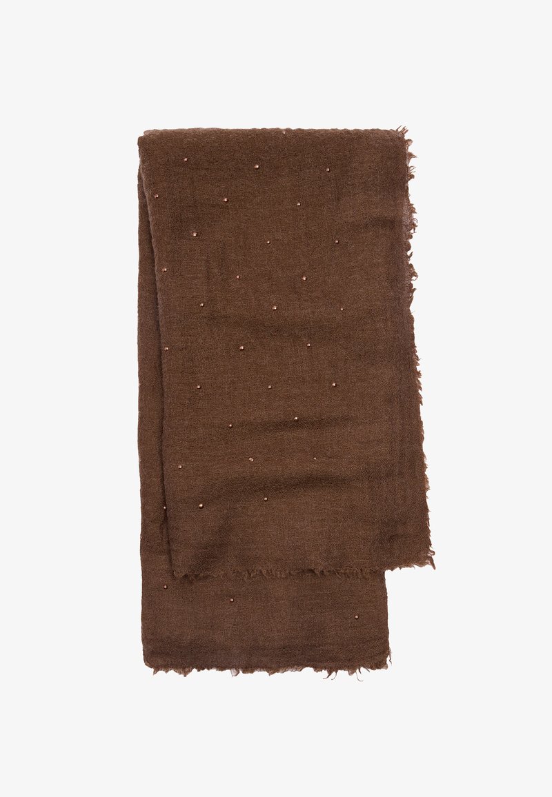 Brązowy szalik wykonany z miękkiego materiału, z małymi dekoracyjnymi koralikami równomiernie rozmieszczonymi na powierzchni. Postrzępione krawędzie nadają mu teksturowane wykończenie.
