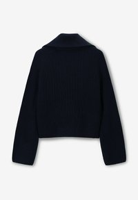 Pull cropped bleu marine avec une texture côtelée, un large col et des manches longues. Les coutures ajoutent de la structure au design.