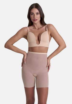 Beige ondergoedset met een plunge bh en hoge control shorts, gemaakt van glad, rekbaar materiaal met naadloze randen.
