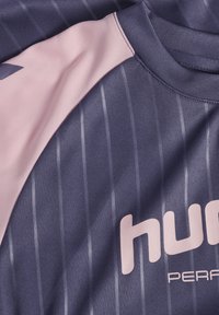 Mörkblå sporttshirt med rosa detaljer, med vertikala ränder och en stor logotyp. Tillverkad av mjukt, lätt tyg.