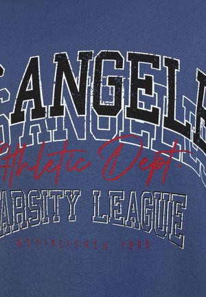 Blaues T-Shirt mit auffälligem weißen und roten Text: "LOS ANGELES Athletic Dept." und "VARSITY LEAGUE" mit dem Gründungsdatum 1965 in kleinerer Schrift.