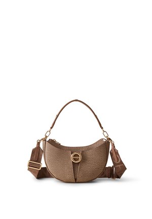 Sac en cuir texturé marron en forme de demi-lune, avec des détails en matériel circulaire doré et une bandoulière amovible arborant un motif de logo.