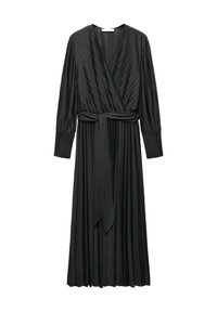 Robe noire plissée en wrap avec des manches longues et une ceinture à nouer. Elle présente un décolleté profond et un tissu texturé avec des plis verticaux marqués.