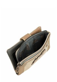 Clutch con cremallera de dos tonos, con un exterior texturizado en beige y un forro interior gris que presenta un patrón de logotipos. Accesorios en plata en la cremallera.