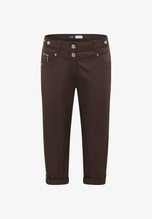 Pantalon marron court avec taille à double bouton, poches avant dont une petite avec fermeture éclair, et revers retroussés.
