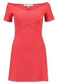 Vestido rojo con diseño de hombros al aire, mangas cortas y escote cruzado. Presenta una cintura ajustada y un dobladillo acampanado.