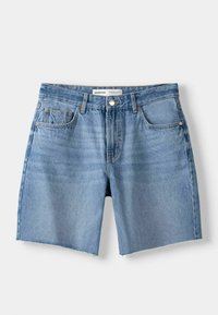 Shorts in denim azzurro chiaro con orlo grezzo, cinque tasche e chiusura con bottone metallico. Progettati con una vestibilità comoda e una texture scolorita.