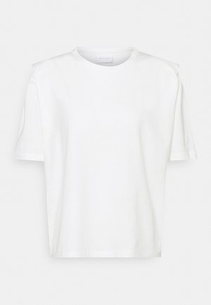 Biały bawełniany t-shirt z okrągłym dekoltem, krótkimi rękawami i skośnymi szwami na ramionach. Gładka faktura, luźny krój, bez wzorów i zdobień.