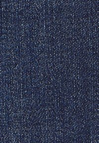 Tissu en denim bleu foncé, présentant une texture subtile avec des motifs de tissage diagonal, surface lisse et léger élasticité.
