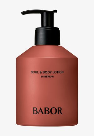 Butelka z pompką Babor Soul & Body Lotion w kolorze emberean z czarnym dozownikiem na jednolitym tle.