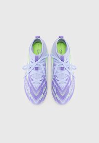 Crampons de football violets avec un motif texturé, présentant des accents vert fluo, des lacets légers et un intérieur rembourré.