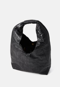 Bolsa de cuero negra con un patrón texturizado de cocodrilo. Diseño suave y flexible con un asa curvada. Parte superior abierta, revelando parcialmente los detalles del interior.