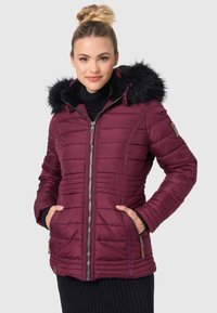 Giacca puffer bordeaux con cappuccio in pelliccia sintetica nera, chiusura con zip, design trapuntato e tasche laterali. Finitura tessurizzata con polsini a coste.