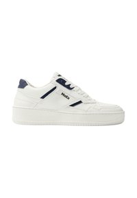 Witte synthetische sneakers met marineblauwe accenten, textuur op de hak, dikke zool, vetersluiting aan de voorkant en logodetail op de zijkant.