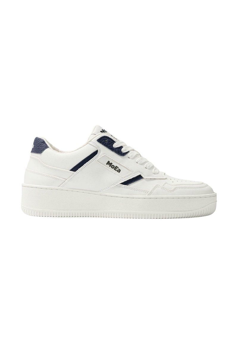 Witte synthetische sneakers met marineblauwe accenten, textuur op de hak, dikke zool, vetersluiting aan de voorkant en logodetail op de zijkant.