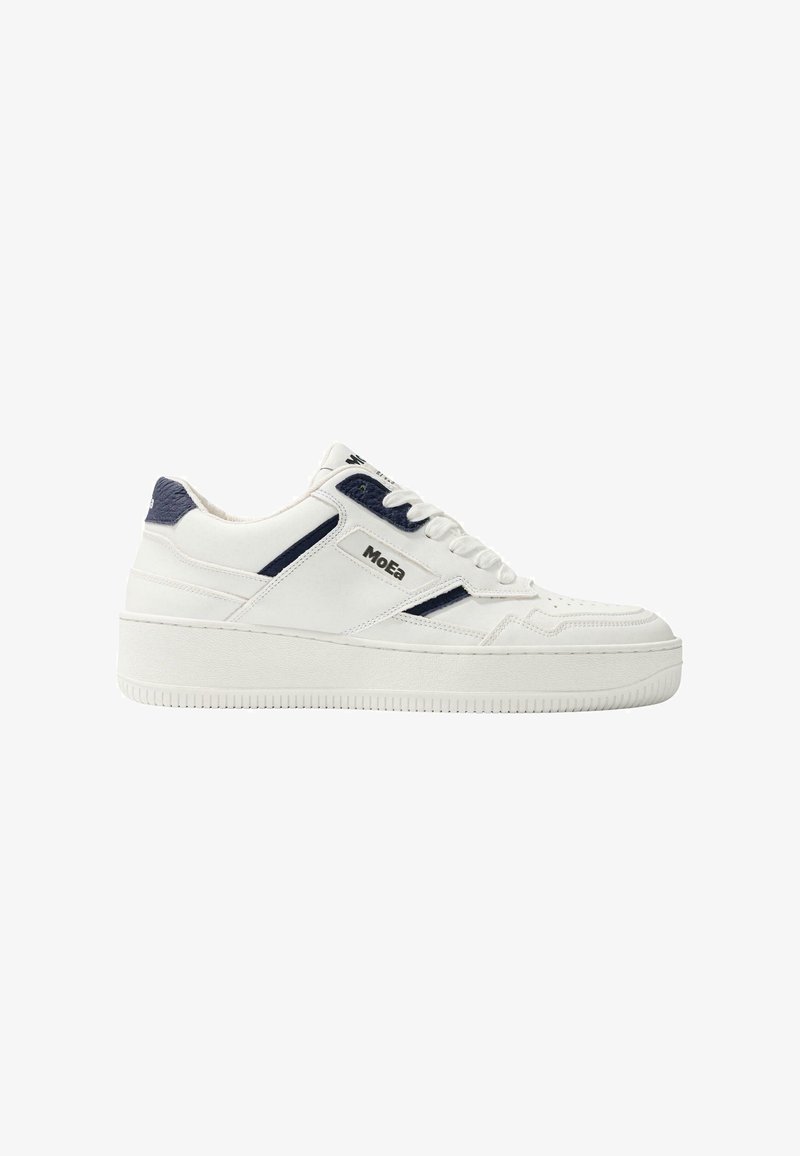 Fehér szintetikus sportcipők tengerészkék akcentusokkal, texturált sarokkal, vastag talppal, fűzős elejével és logóval az oldalon.