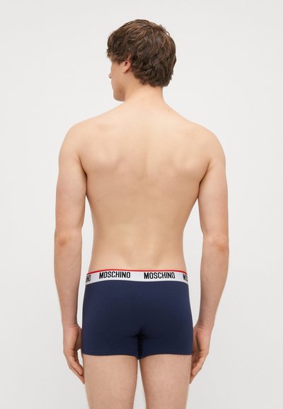 Ναυτικό μπλε μποξεράκια με λευκή ζώνη που έχει κόκκινα και μαύρα λογότυπα "MOSCHINO"; λείος υφάσματος και εφαρμοστό σχέδιο.