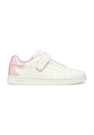 Zapatilla blanca con acento metálico rosa en el talón, material sintético, cierre de cordones y velcro, detalles perforados en los laterales y suela plana de goma.