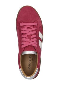 Sneaker rossa scamosciata con strisce laterali bianche, lacci rosa e un'accento argentea sul tallone. Soletta testurizzata e suola in gomma.