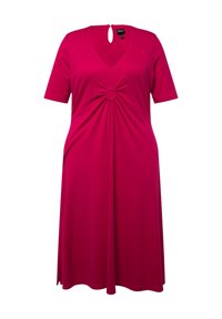 Fuksia-mekko, jossa on lyhyet hihat, V-pääntie ja avainaukko takana. Keskellä on kiertovyöruusu-tyyppinen yksityiskohta, jossa on keräystä vyötäröllä. Sujuva kangas.