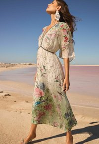 Love & Roses PETITE FIT -PRINTED V-NECK  MIDI  - Rochie de zi - ivory