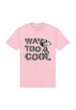 Camiseta rosa con texto negro estilo graffiti "WAY TOO COOL" y un perro de dibujos animados con gafas de sol y una camisa roja sentado de lado.