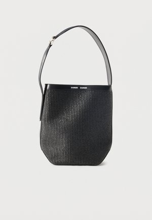 Fekete szövött vödrös táska egy állítható vállpánttal és sima bőrszegéllyel a tetején, márka: "SAMSØE SAMSØE."