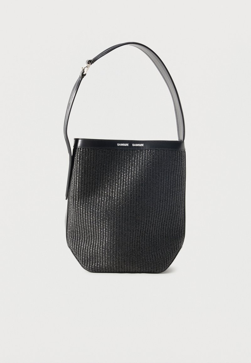 Μαύρη υφασμάτινη τσάντα κουβάς με ένα ρυθμιζόμενο λουρί ώμου και λείο δερμάτινο τελείωμα στην κορυφή, με την επωνυμία "SAMSØE SAMSØE."