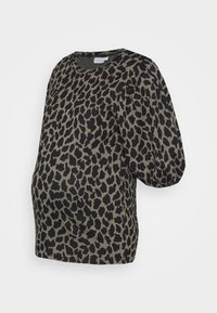 Top de maternidade com padrão de leopardo, feito de tecido suave, apresentando um decote redondo, mangas soltas e um corte descontraído na região da cintura.