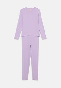 Lila långärmad topp och matchande leggings-set i mjukt tyg. Har en ribbad yta och fransiga kanter vid fållen.