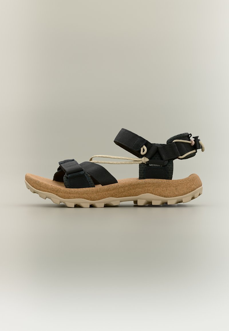 Μαύρο και μπεζ σανδάλι με ανοιχτά δάχτυλα, ρυθμιζόμενους ιμάντες, παχύ μαξιλαρωμένο πέλμα και ανθεκτική σόλα για εξωτερική χρήση.