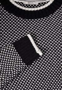 Czarnobiały sweter dziany z fakturowanym wzorem, okrągłym prążkowanym dekoltem oraz kontrastującymi prążkowanymi mankietami z metką oznaczoną "CECIL".